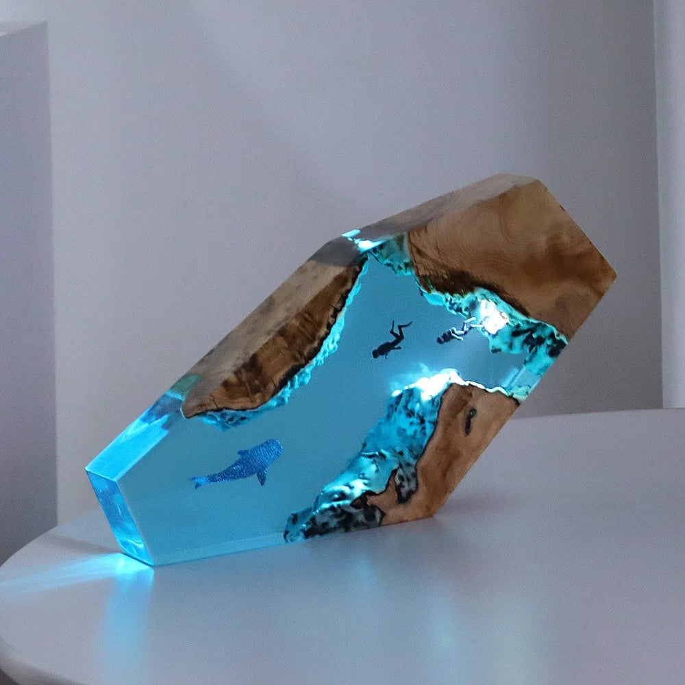 Blue Diver & Whale Epoxy Table Lamp
 - مصباح طاولة، الغواص والحوت الأزرق